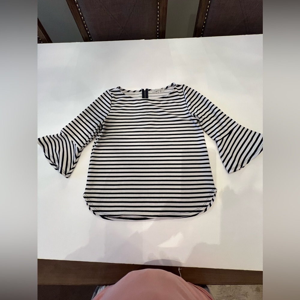 GREEN ENVELOPE BELL RUFFLED SLEEVE   BLACK & WHITE STRIP TOP.  SIZE. MEDIUM